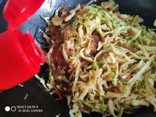 香辣粉丝包菜,关火后加入香油。