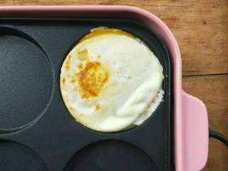 复刻街头美食~网厨第一个肉蛋堡,翻面,扣在面糊肉馅上。 ~蛋黄朝着面糊肉馅。