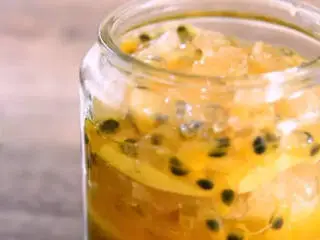 世界杯饮品特辑——百香果柠檬蜂蜜,取密封罐，一层柠檬，一层百香果，一层蜂蜜，一层冰糖，装满 