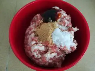 家乡小吃——小米,猪肉不要剁得太烂,呈现颗粒状口感会更好,然后加上所有调料混合搅打