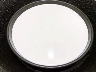 广式小吃——香甜Q弹伦教糕,倒入粉浆开始进行发酵 今天我这里室温16度,我大概发酵了2个半小时 大家不用照抄我的发酵时间要看粉浆状态