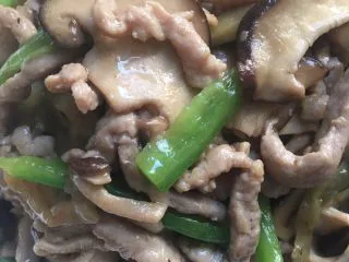 下饭菜香菇榨菜炒肉丝,装盘出锅