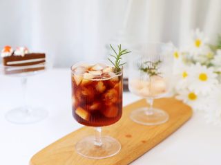 蜜桃气泡冰咖啡,成品图