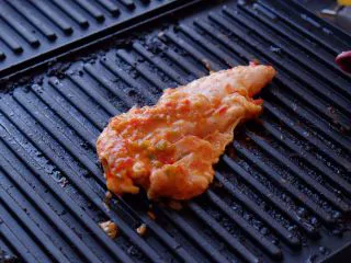 秘制异国风味鸡胸肉腌料&绝佳搭配 （减肥必备）,先用滋滋烤肉盘烤鸡胸肉