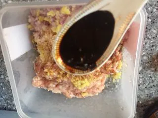 乡味~重庆小吃红油抄手,放入老抽。