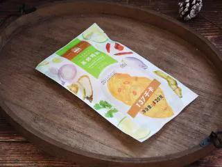 冬阴功风味蒸烤鸡胸佐时蔬配吐司切片,提前将太阳谷蒸烤鸡胸一袋从冰箱冷冻室里拿出来，自然解冻。