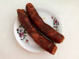 上班族的便当 风味独特的粢饭团,把腊肠捞出来,晾凉