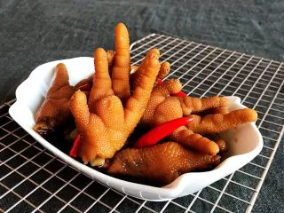 私房菜 密制酸辣鸡爪,密制鸡爪捞出来可以吃了