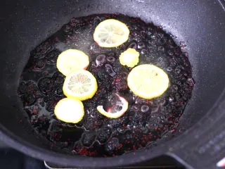 桑葚柠檬冻撞奶,放入柠檬片,