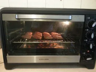 最受欢迎的烤箱菜【新奥尔良风味烤翅】,烤箱提前预热，以上火220度，下火200度，烤10分钟（烤筋放在下层，烤网放中层）。