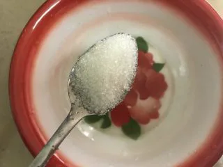 做道小朋友也爱吃的酸甜豆腐,取个小碗。放入糖。