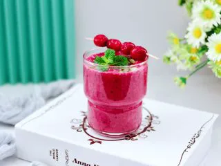 香蕉蔓越莓奶昔,营养丰富又健康养生。