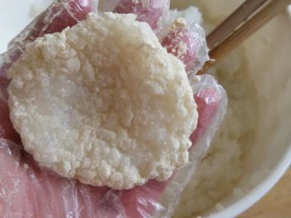 老北京小吃艾窝窝,沾点熟面粉按成米饼。注意轻轻一按就可以不要按的太薄,太薄容易露馅。