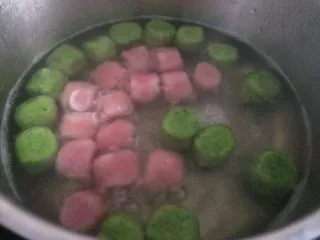 双色果蔬芋圆,锅里放水水煮沸,加入做好的果蔬圆子,煮至圆子浮起;