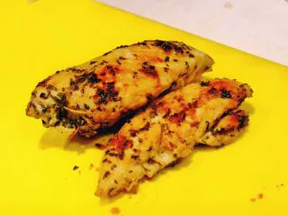 秘制异国风味鸡胸肉腌料&绝佳搭配 （减肥必备）,煎至表面金黄 脆皮 拿出放凉