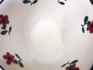 清火滋补之莲子双皮奶,碗底就一些牛奶