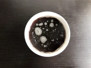 红糖开花发糕,加入280毫升开水，用筷子不停搅拌至红糖溶化，我用的甘汁园红糖颜色和味道都非常纯正，做出的发糕色泽才漂亮，老品牌放心