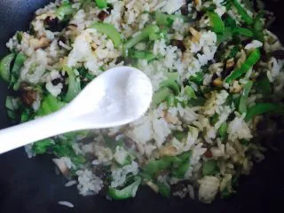 温州风味美食～炒芥菜饭,出锅前加少许的味精提鲜