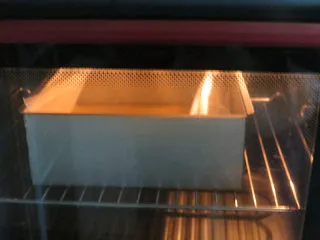 法式小甜点【椰蓉柠檬小方】,烤箱提前预热175度,烤盘放入中下层,烘烤15--20分钟