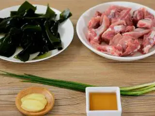 排骨海带汤，清淡有营养，还有淡淡的大海的味道,【主料】：海带结|肋排 【辅料】：姜片|葱|料酒