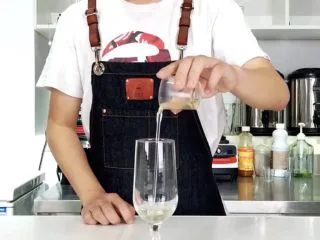 无酒精鸡尾酒，让你轻松尬过战斗民族！,取冷饮杯，倒入竹蔗冰糖糖浆