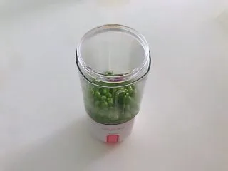 牛奶豌豆热饮,放入料理机。