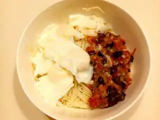 辣番茄风味汤面,挂面沥干水后放入碗中，荷包蛋摆进去，5中的西红柿辣酱倒进碗中。