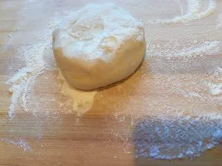 乡味~重庆小吃红油抄手,面粉提前合成面团。