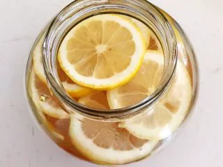 蜜渍柠檬皇菊茶,再加入100ml椴树蜜