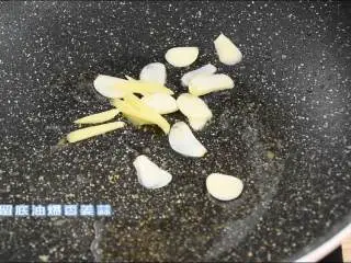 西葫芦炒肉片—从小吃到大的家常菜,简单易学哦,留底油爆香姜蒜。