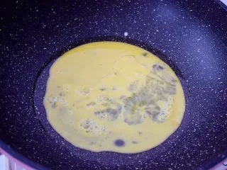黄瓜鸡蛋炒肉片,锅中倒入适量的食用油烧热，倒入鸡蛋液