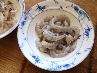 锦卤馄饨——《风味人间》复刻版,鲜虾洗净去壳去虾线，剥出虾仁。