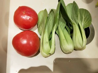 水晶豆腐番茄浓汤宝,番茄洗干净,小油菜洗干净。