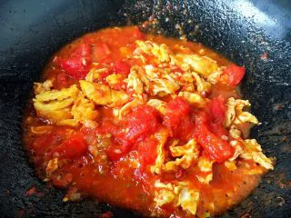 孩子爱吃的西红柿鸡蛋打卤面,然后倒入炒好的鸡蛋，加1小勺酱油调色，加2小勺盐调味，翻炒均匀。