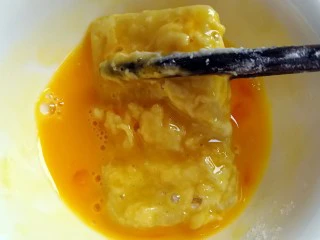 江南名小吃～炸年糕,然后裹满鸡蛋液