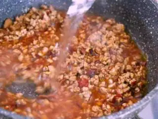 肉末粉丝煲最家常的做法,粉丝这样处理后,饱满又劲道,加入清水，小火炒出香味