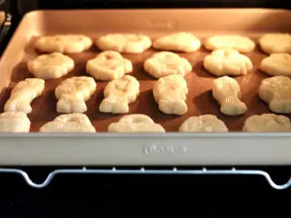 胶东节日小吃~七夕巧果,烤箱180度提前预热10分钟后,放入巧果生胚,上下管170度烤15分钟即可,(具体温度还要看自己家烤箱的温度脾气)