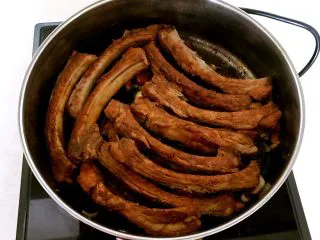 东北风味 密制香辣大肋排,翻炒均匀