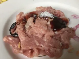 家常干锅花菜,肉切片加入蚝油、老抽、料酒和盐腌制一会儿 