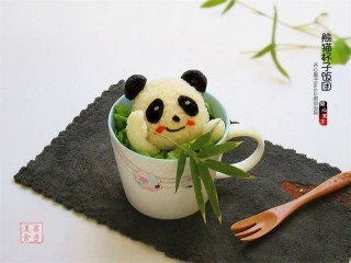熊猫杯子减肥便当,做好的熊猫脸蛋上可以用西红柿皮做粉腮,也可以用海苔继续丰富表情