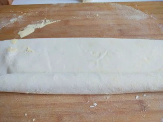 手擀面 北京特色小吃 炸酱面,如图所示放一层撒一层玉米粉。