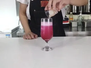 轻松get一杯高颜值夏日饮品,倒入冷饮杯中