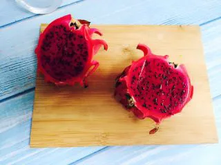 火龙果酸奶杯,火龙果对半切开