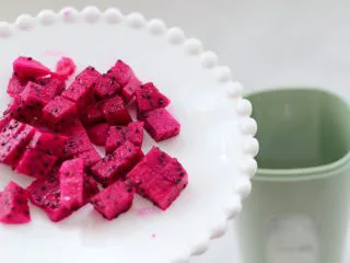 火龙果蔓越莓麦片酸奶昔,再放入火龙果丁。