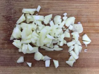 创意鹅肝甜点,鹅肝洗净,提前用牛奶浸泡3-5小时。大蒜切碎