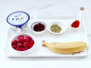 香蕉蔓越莓奶昔,首先备齐所有的食材,蔓越莓果我挑的都是大一点的,颜色很漂亮。