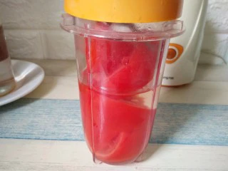 西红柿蜂蜜汁,盖上盖子