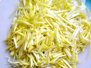 快手菜=>韭黄肥牛,准备韭黄，洗净，切断。