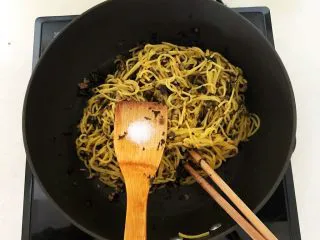 风味炒面 芽菜肉末炒玉米面,加入2克白糖