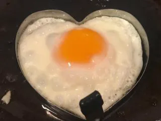 手抓饼开心早餐,盖上锅盖中小火煎至鸡蛋八成熟